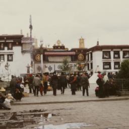 Tibetan demonstrators gathe...