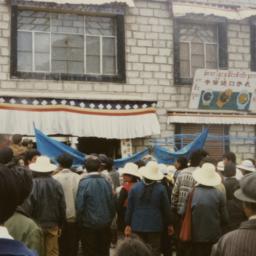 Tibetan demonstrators gathe...